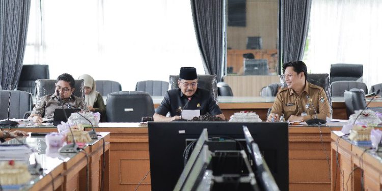 Rakor Pansus DPRD Kalsel untuk pembahasan LKPJ Gubernur 2023. (foto : putza/seputaran)