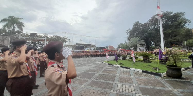Kegiatan Pramuka saat pengibaran bendera merah putih. (foto : shn/seputaran)