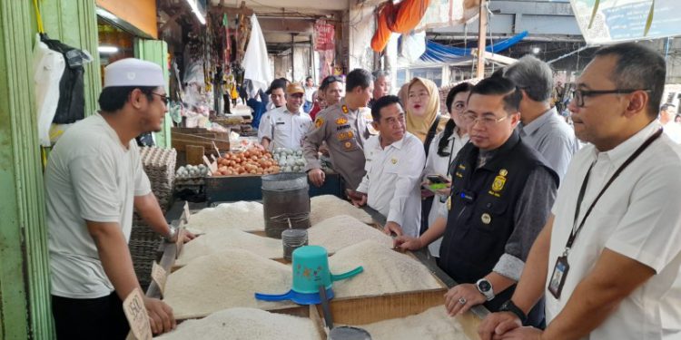 Walikota Banjarmasin H Ibnu Sina saat sidak pasar jelang lebaran. (foto : shn/seputaran)