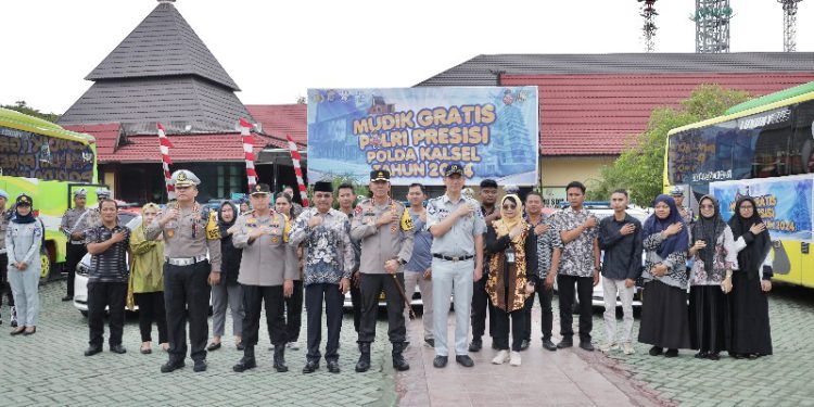 Ketua DPRD Kalsel H Supian HK bersama Kapolda Kalsel dan jajaran foto bersama di sela pelepasan program mudik gratis. (foto : putza/seputaran)