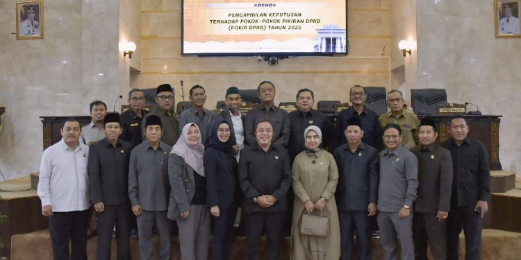 Anggot DPRD Kalsel foto bernama di sela penetapan Pokir 2025. (foto : putza/seputaran)