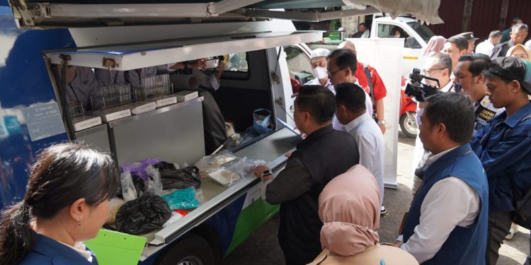 Walikota Banjarmasin H Ibnu Sina saat melihat tes BPOM terhadap produk makanan di Pasar Sentra Antasari. (foto : shn/seputaran)