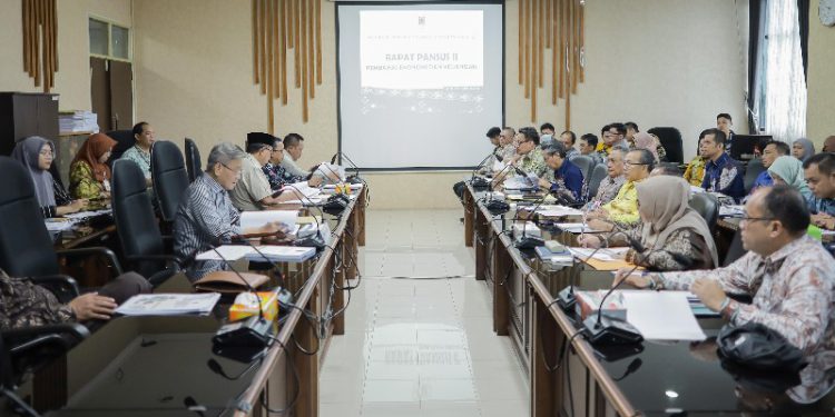 Pansus II DPRD Kalsel saat rapat kerja dengan Biro Perekonomian Setda Kalsel. (foto : putza/seputaran)