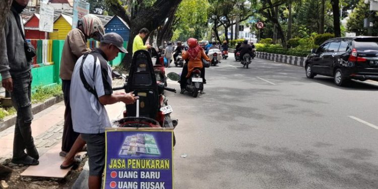 Jasa penukaran di kawasan Jalan Lambung Mangkurat Banjarmasin. (foto : shn/seputaran)