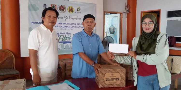 Salah satu wartawan saat terima paket lebaran di PWI Kalsel. (foto : istimewa)