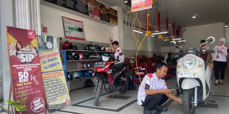 Trio Motor Perintis kebanjiran servis motor konsumen. (foto : istimewa)