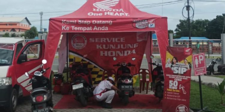 Trio Motor Martadinata menggelar servis kunjung untuk para pengunjung RSUD Sultan Suriansyah. (foto : istimewa)