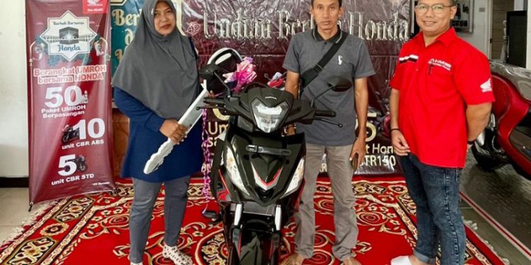 Jaringan Dealer resmi Honda wilayah Kalteng, Teladan Baru Motor di Kotawaringin Timur mengumumkan pemenang undian Berkah Dari Honda untuk periode Februari 2024. (foto : istimewa)