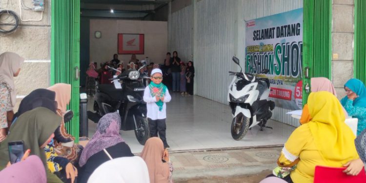 Trio Motor mengadakan Lomba fashion show kalangan anak-anak usia TK yang di gelar pos penjualan Dealer Trio Motor Tanjung yang berada di Muara Uya. (foto : istimewa)