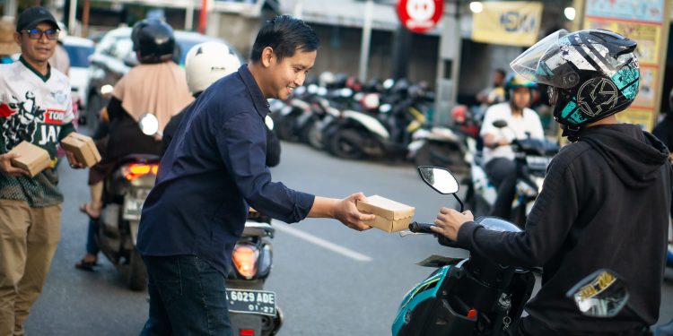 Trio Motor bersama komunitas Honda Big Bike Banjarmasin dan beberapa anggota komunitas Motor Gede di Banjarmasin saar pembagian takjil kepada masyarakat. (foto : istimewa)