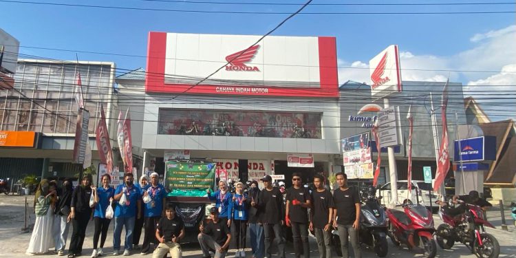 Komunitas Honda Palangka Raya bagikan Takjil kepada masyarakat sekitar area Dealer.  (foto : istimewa)