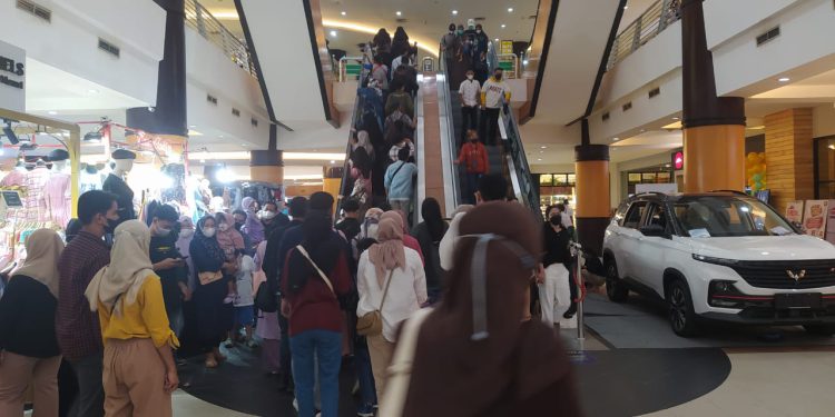 Pengunjung membludak di Duta Mall. (foto : shn/seputaran)