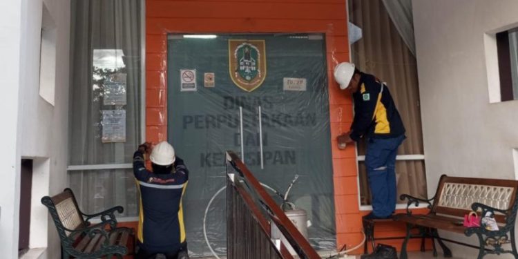 Petugas saat melakukan pemeliharaan melalui fumigasi di Dispersip Kalsel (foto : istimewa)