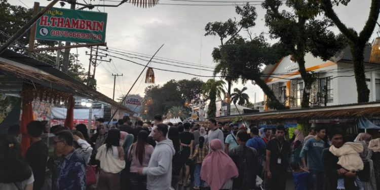 Suasana Pasar Wadai Ramadan Depan Balaikota Banjarmasin. (foto : shn/seputaran)