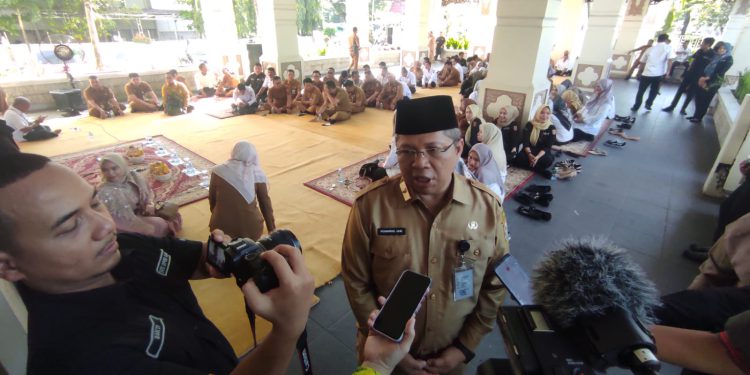 Sekretaris DPRD Kalsel Muhammad Jaini diwawancarai di sela halal bihalal sekaligus penandatanganan fakta integritas. (foto : istimewa)