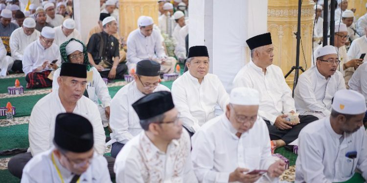 Sekretaris DPRD Kalsel Muhammad Zaini menghadiri haul Syech Muhammad Arsyad Al Banjar ke 218. (foto : istimewa)