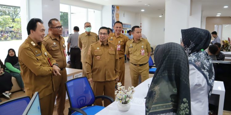 Walikota Banjarmasin H Ibnu Sina saat melakukan Sidak hari pertama masuk kerja setelah libur lebaran. (foto : shn/seputaran)