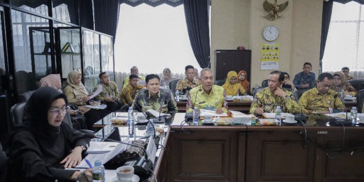 Pansus IV saat rapat kerja dengan mitra kerja terkait LKPj 2023. (foto : putza/seputaran)