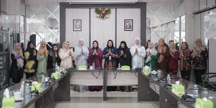 Dharma Wanita Persatuan Setwan Kalsel dibawah kepemimpinan Rizki Audina Sari Muhammad Jaini menggelar pertemuan halal bihalal dalam suasana Idul Fitri 1445 H. (foto : istimewa)