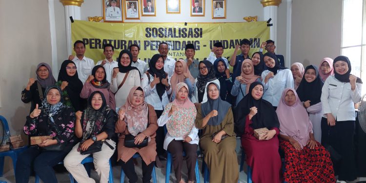 Anggota DPRD Kalsel Dr H Karlie Hanafi Kalianda saat sosialisasi tentang Pemberdayaan Perempuan dan Perlindungan Anak di Desa Semangat Dalam. (foto : istimewa)