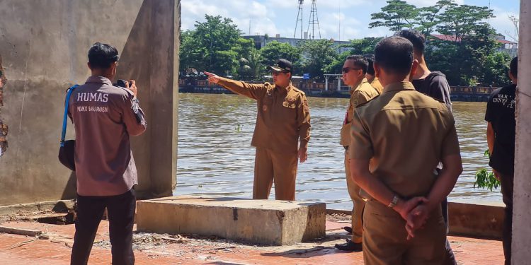 Walikota Banjarmasin H Ibnu Sina saat peninjauan bekas area bermain Mitra Plaza. (foto : shn/seputaran)