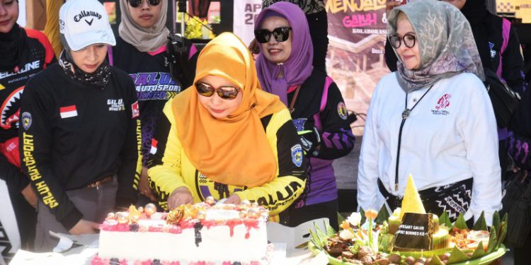 Istri Gubernur Kalsel Hj Raudhatul Jannah Acil Odah membuka Anniversary Galuh Autosport Borneo (GAB) ke-1. (foto : adpim Kalsel)