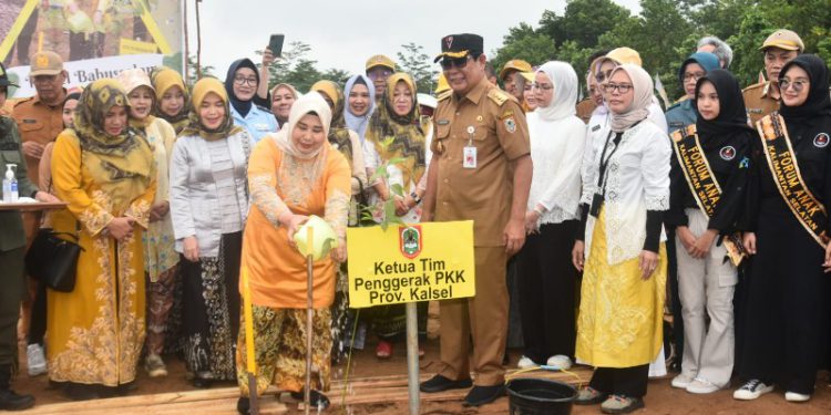 Gubernur Kalsel H Sahbirin Noor atau Paman Birin dampingi sang istri Hj Raudatul Jannah atau Acil Odah saat pimpin penanaman ribuan pohon pada peringatan Hari Kartini. (foto : admin Kalsel)