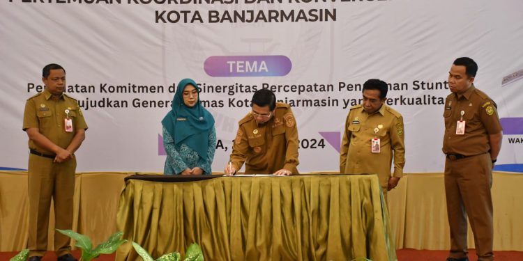 Walikota Banjarmasin H Ibnu Sina saat tandatangani komitmen penurunan stunting di acara Rembuk Stunting. (foto : shn/seputaran)