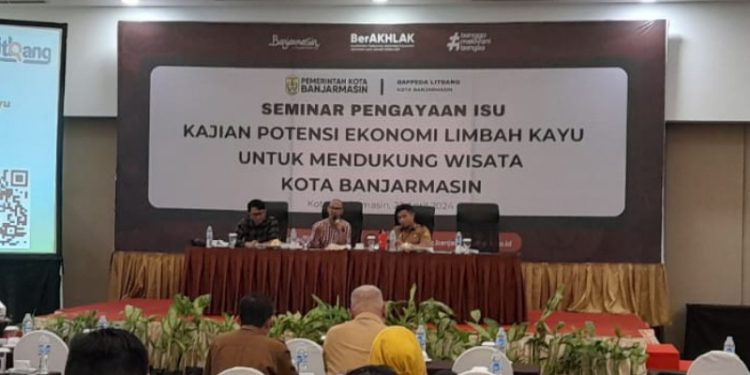 Seminar menggali potensi limbah kayu untuk peningkatan ekonomi. (foto : shn/seputaran)