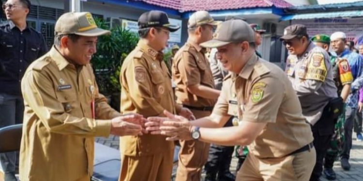 Walikota Banjarmasin H Ibnu Sina didampingi Wakil Walikota Banjarmasin H Arifin Noor saat bersalaman dengan jajaran Kecamatan Banjarmasin Barat. (foto : shn/seputaran)