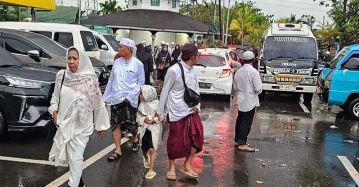 Wisatawan saat berkunjung ke kawasan kubah Basirih. (foto : shn/seputaran)