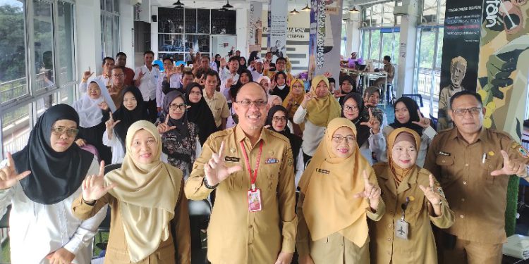 Kepala Dispersip Banjarmasin Muhammad Iksan Alhak saat foto bersama dengan peserta sosialisasi akreditasi perpustakaan. (foto : istimewa)