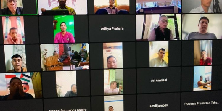 Para peserta mengikuti pra UKW melalui zoom meeting. (foto : istimewa)