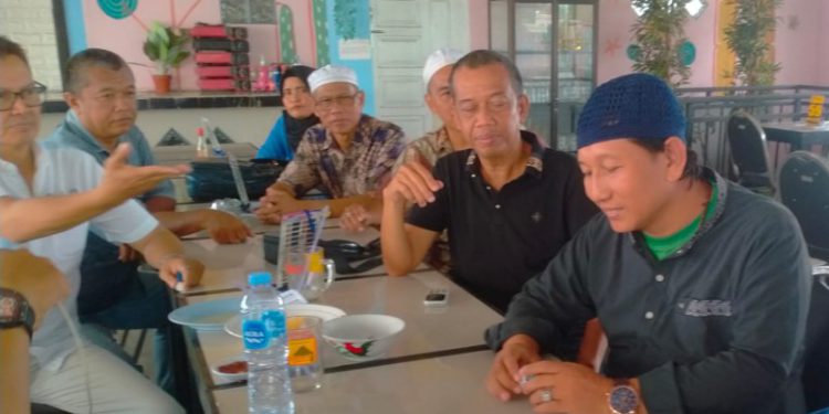 Anang Misran alias Anang Bidik didampingi Aspihani Ideris saat menyatakan kesiapan Bacalon di Pilwali Banjarmasin. (foto : smr)