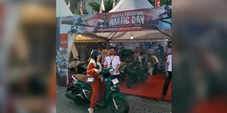 Trio Motor menghadirkan booth Honda dan memamerkan matic premium unggulan Honda untuk para pengunjung pasar wadai. (foto : istimewa)