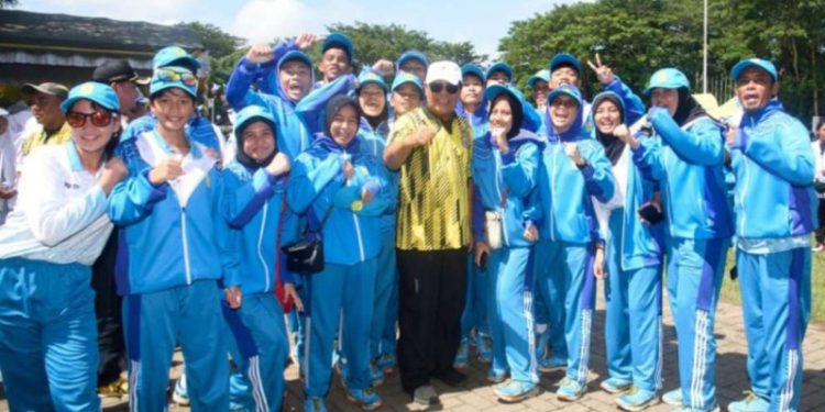 Gubernur Kalsel H Sahbirin Noor, yang akrab disapa Paman Birin saat foto bersama dengan atlet Popda. (foto : adpim Kalsel)