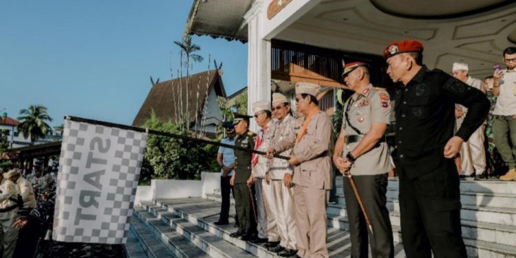 Gubernur Kalsel H Sahbirin Noor atau Paman Birin saat kibarkan bendera start untuk peserta kirab. (foto : adpim Kalsel)