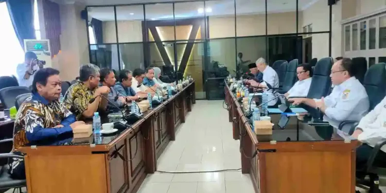 Kunjungan kerja Komisi II DPRD Kota Mojokerto Jawa Timur, di ruang komisi II DPRD Kalsel. (foto : istimewa)