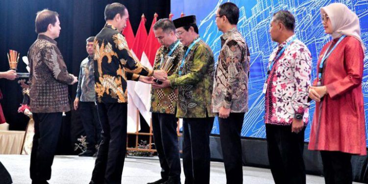 Gubernur Kalsel H Sahbirin Noor atau Paman Birin saat terima penghargaan dari Presiden RI Jokowi. (foto : istimewa)