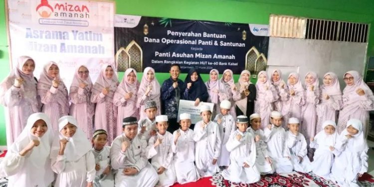 UPZ Bank Kalsel memberikan bantuan berupa dana operasional dan santunan kepada panti asuhan.(FOTO:IST)