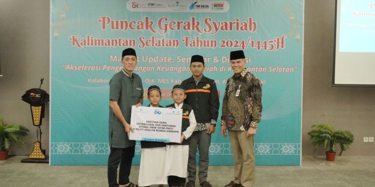 Penyerahan bantuan di sela kegiatan Puncak Gerak Syariah Kalsel.(FOTO:IST)