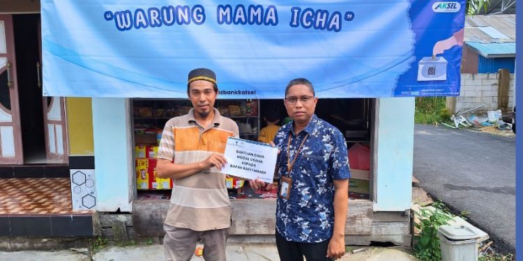 Penyerahan bantuan secara simbolis oleh Sekretaris UPZ Bank Kalsel, Junaidi kepada Rafii Mahdi. (foto : istimewa)