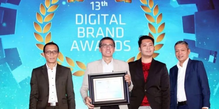 Penghargaan Digital Brand Award yang diterima Dirut Bank Kalsel Fachrudin.(FOTO:IST)