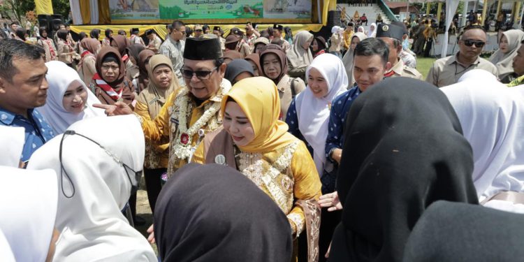 Gubernur Kalsel H Sahbirin Noor atau Paman Birin bersama istri Hj Raudatul Jannah disapa Acil Odah saat menghadiri peringatan Harjad ke-72 HSU. (foto : Adpim Kalsel)