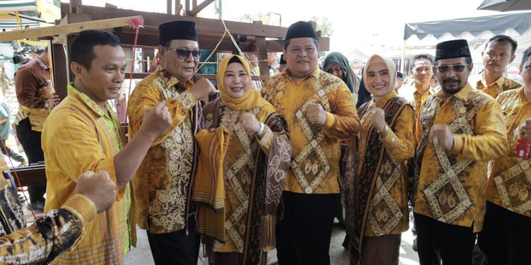 Gubernur Kalsel H Sahbirin Noor atau Paman Birin bersama istri Hj Raudatul Jannah disapa Acil Odah berserta sang anak Sandy Fitrian Noor. (foto : Adpim Kalsel)