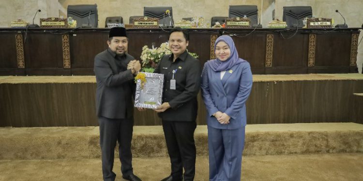 Wakil Ketua DPRD Kalsel M Syaripuddin serahkan hasil persetujuan Penyerahan Hasil Rekomendasi DPRD Terhadap LKPj Gubernur Kalsel 2023 kepada Sekretaris Daerah Kalsel Roy Rizali Anwar. (foto : istimewa)