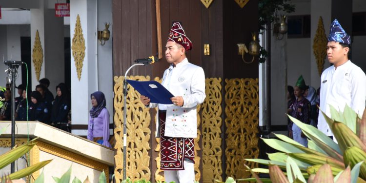 Wakil Walikota Banjarmasin H Arifin Noor saat memberikan sambutan pada upacara peringatan Hari Pendidikan Nasional. (foto : shn/seputaran)