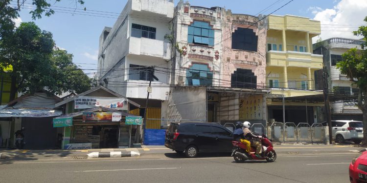 Salah satu bangunan miring di Banjarmasin. (foto : shn/seputaran)