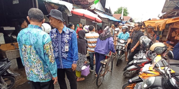 Jalan Pasar Lama Laut yang dimanfaatkan pedagang untuk berjualan. (foto : shn/seputaran)