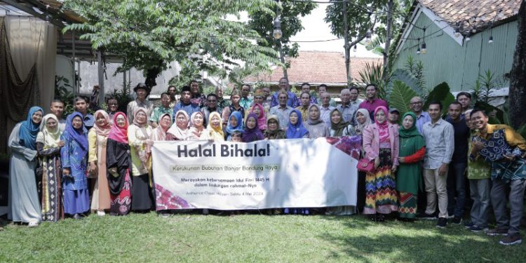Rombongan Komisi IV DPRD Kalsel hadiri undangan halal bihalal Kerukunan Bubuhan Banjar (KBB) Bandung Raya di Anthurica Classic House. (foto : istimewa)